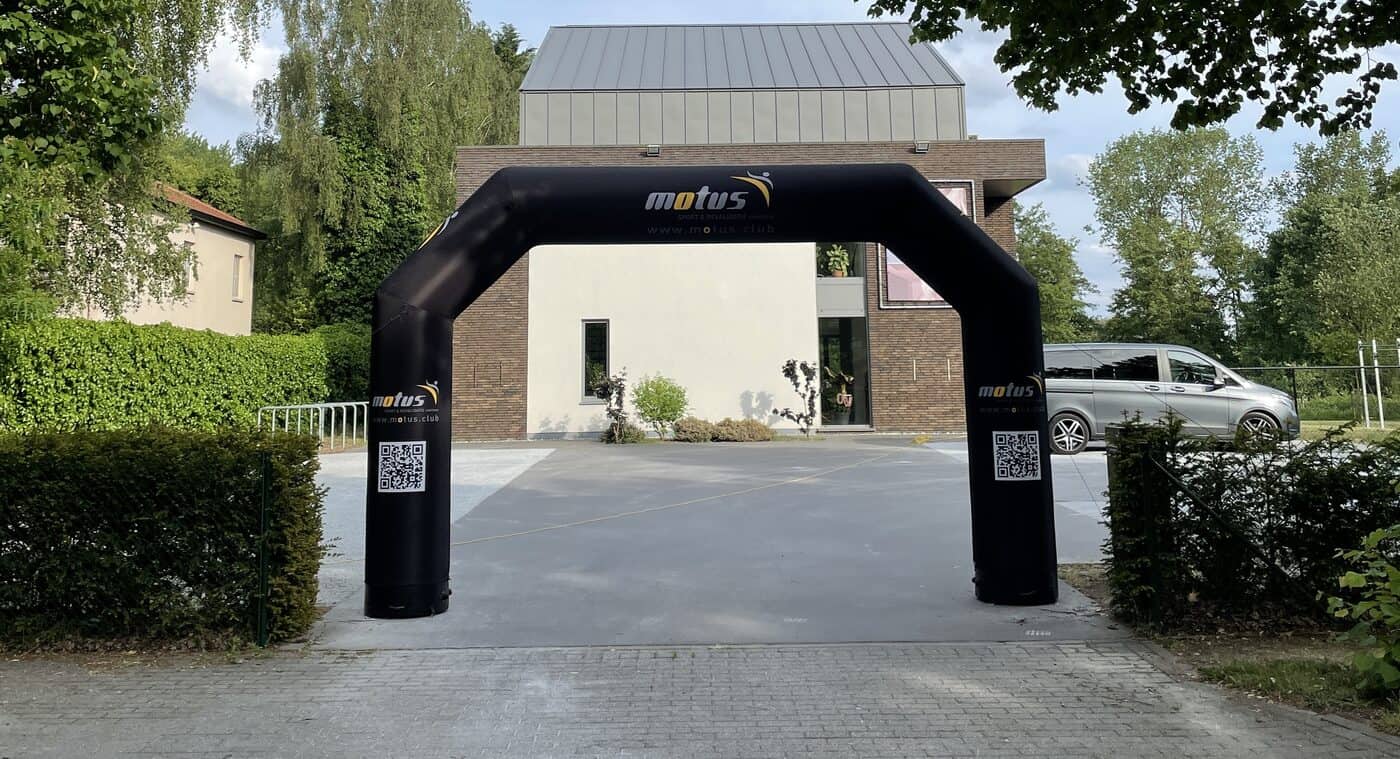 Ingang van Motus in de Nijverheidslaan 23 in Waasmunster